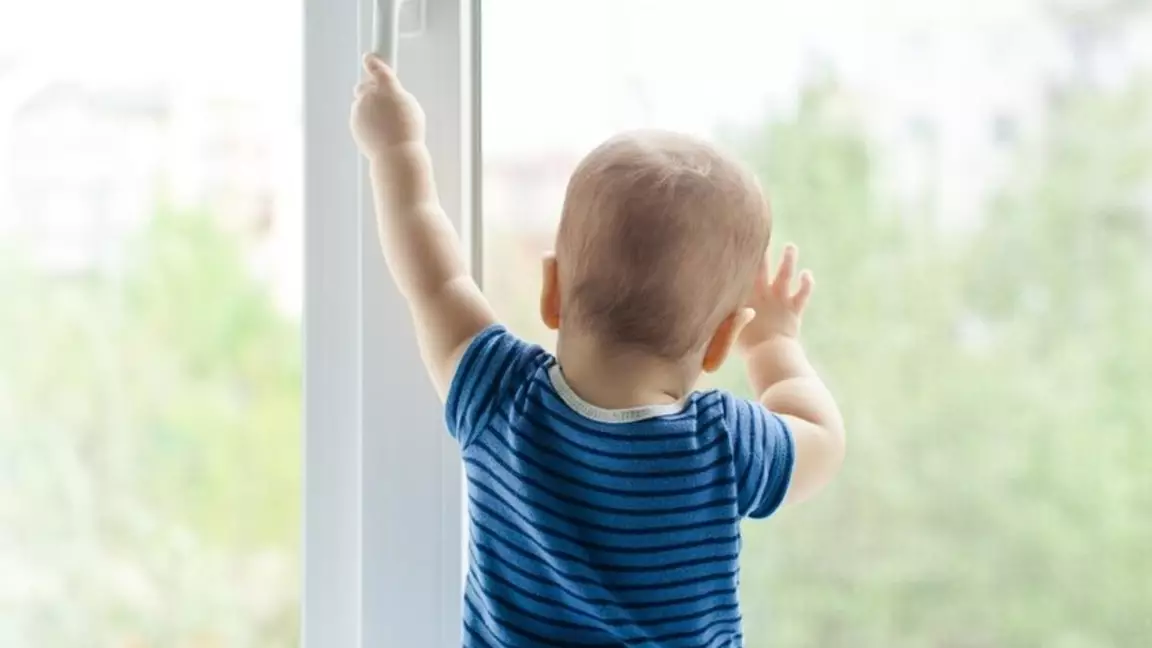 Өз балаларын бесінші қабаттан лақтырып жіберген әйел жазадан құтылып кетті