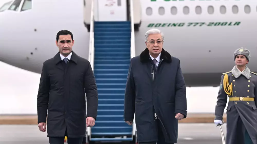 Тоқаев Түрікменстан президенті Бердімұхамедовті қарсы алды