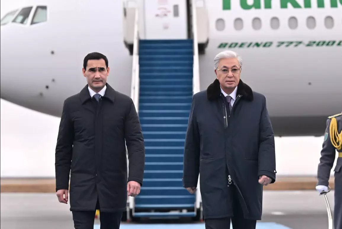 Токаев лично встретил Бердымухамедова в аэропорту Астаны