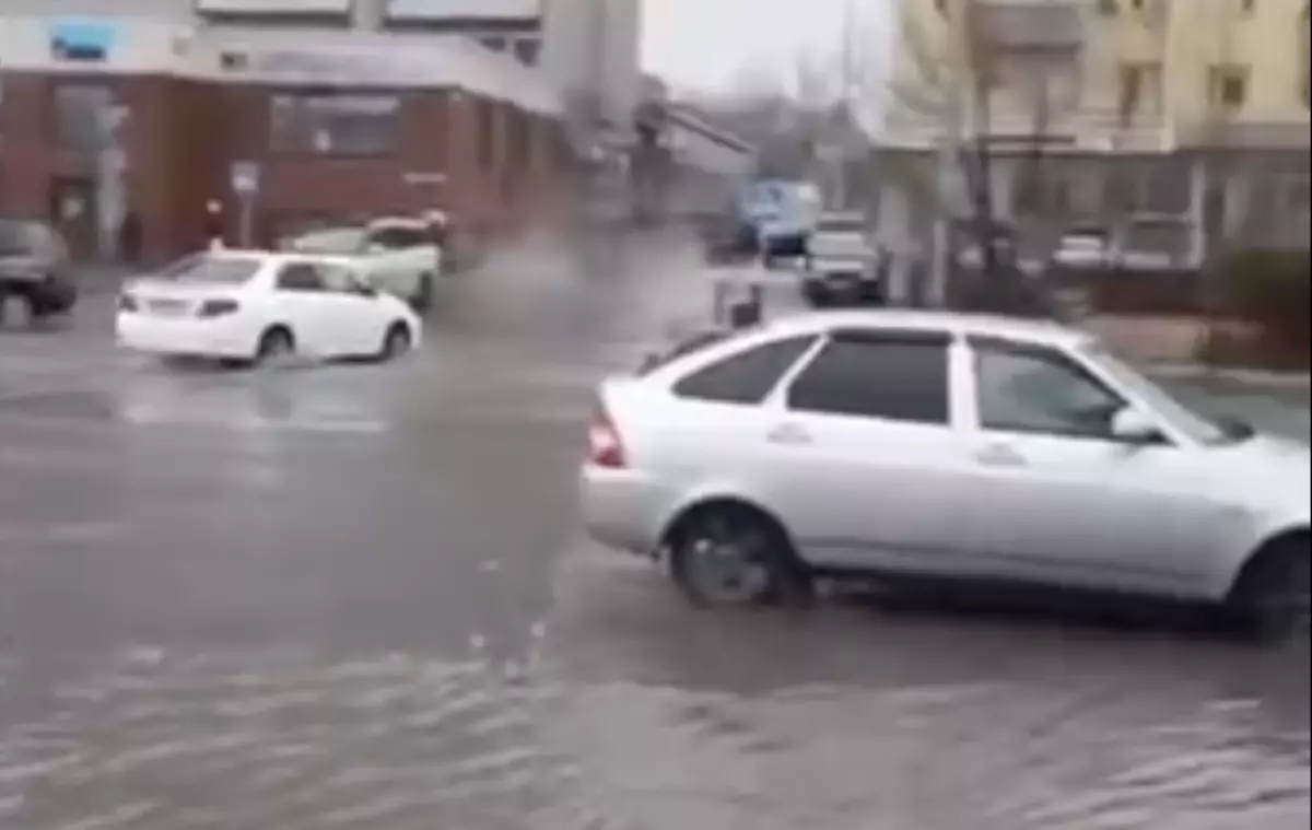 Семейде көшелерді су шайды: халық жыл сайын қайталанатын апатқа ашулы