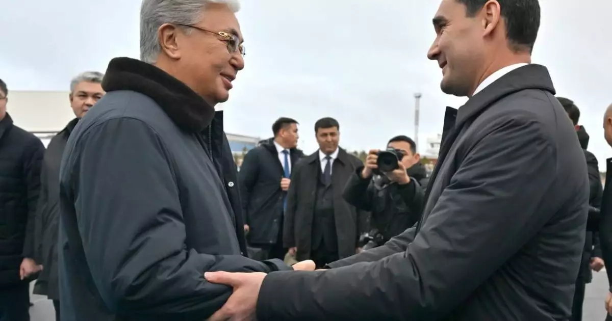  Тоқаев кіші Бердімұхамедовті әуежайдан өзі күтіп алды 