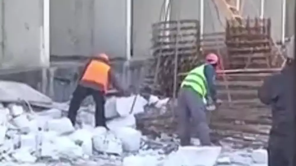 Строители упали с высоты 5-го этажа в Астане: врачи рассказали об их состоянии
