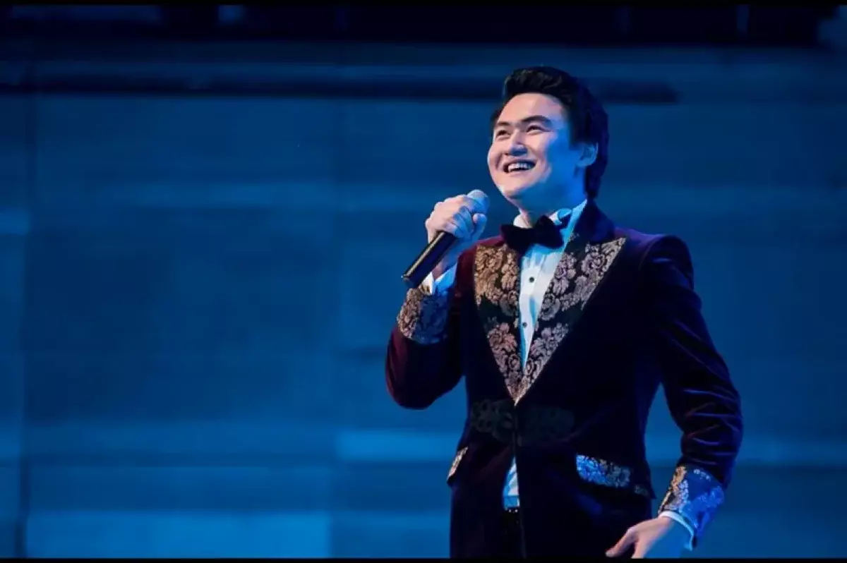 «Барлығын бүлдірді»: Төреғали Төреәлі сахнада күтпеген жағдайға тап болды (ВИДЕО)