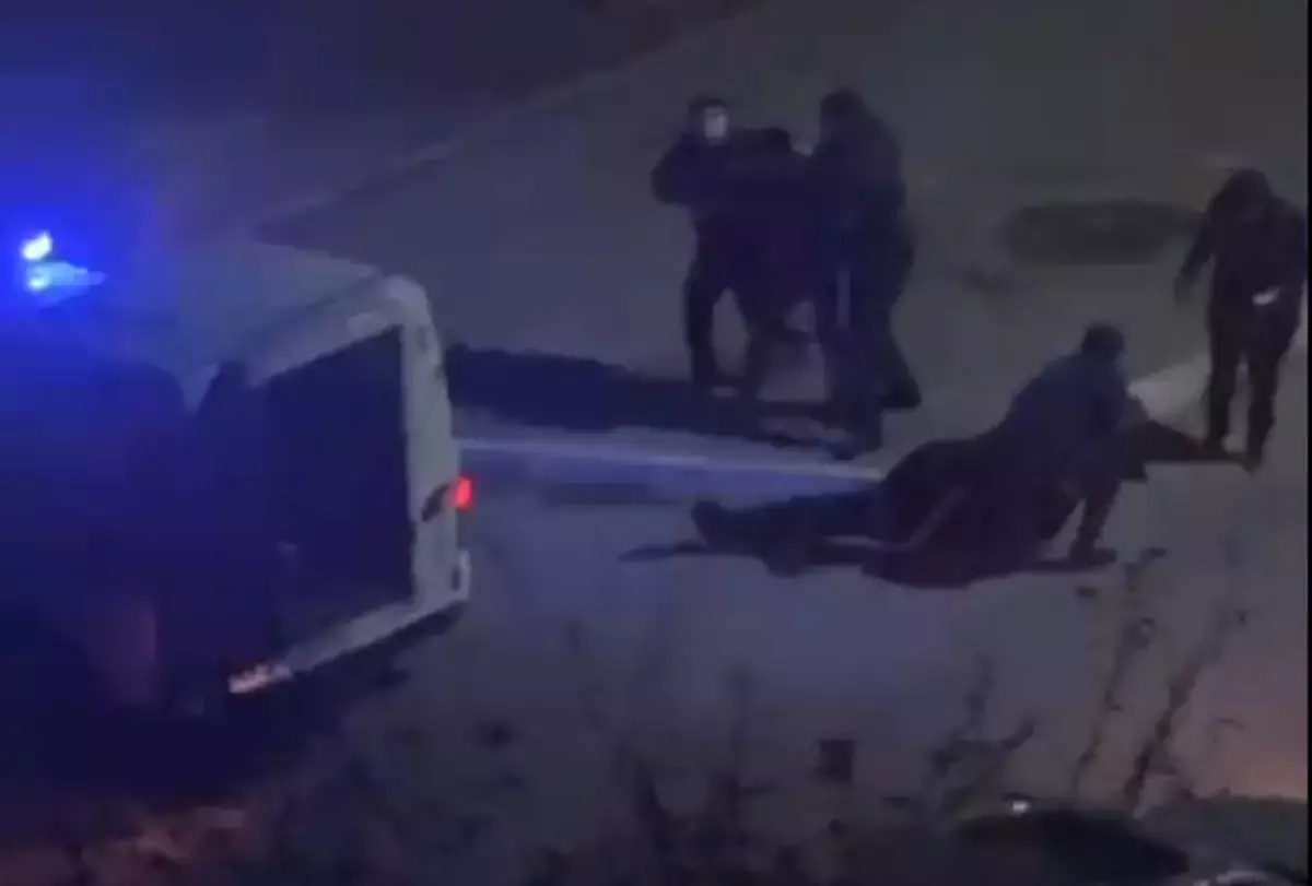 Задержание троих мужчин сняли на ВИДЕО в Актау - новости на Lada.kz 24.11.2025