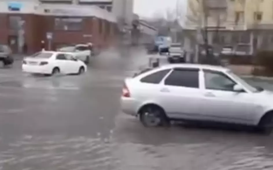 Семейде көшелерді су шайды: халық жыл сайын қайталанатын апатқа ашулы