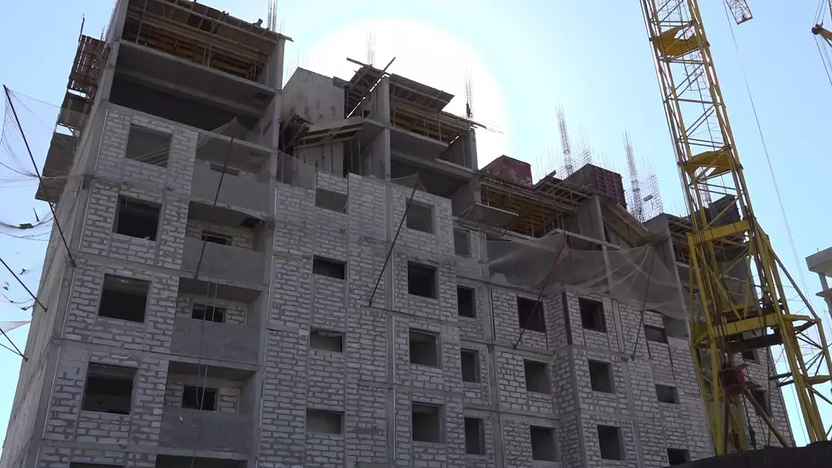 Строители упали с высоты 5-го этажа в Астане: врачи рассказали об их состоянии