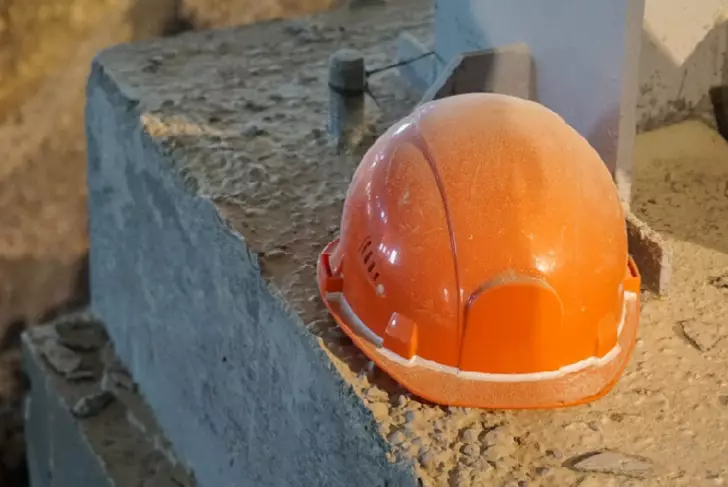 Строительная люлька вместе с рабочими сорвалась с пятого этажа в Астане