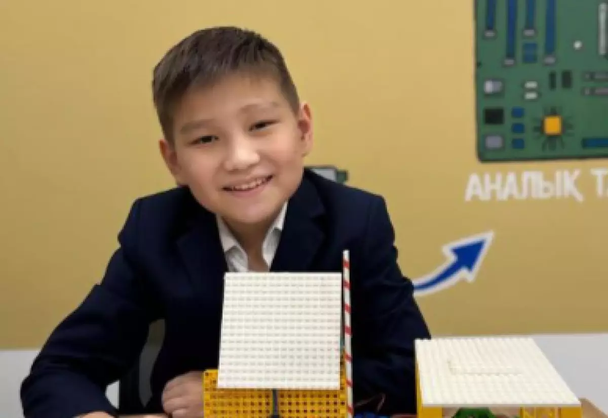 В Астане пятиклассник разработал "умный шлагбаум" для школ и дворов