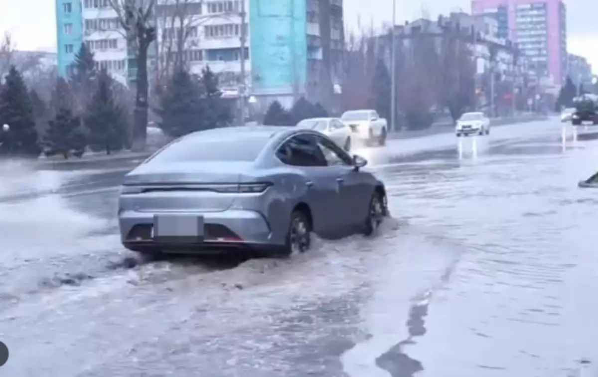 Последствия дождя и снегопада: затопило Семей (ВИДЕО)