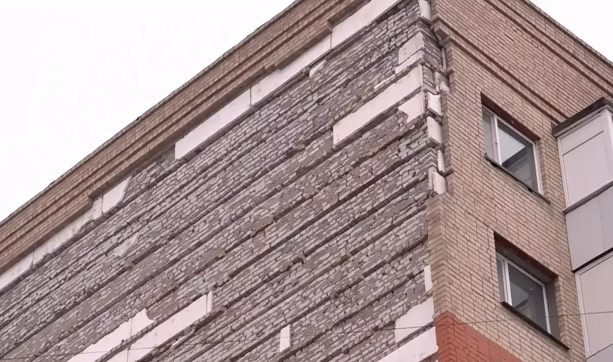 Обрушение облицовки дома в Астане: кто ответит за трагедию