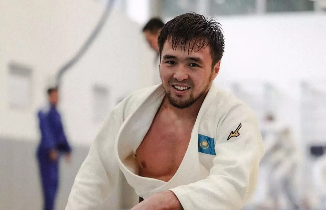 Елдос Сметовтың кимономен көлік жүргізген сәті желіні шулатты (ВИДЕО)