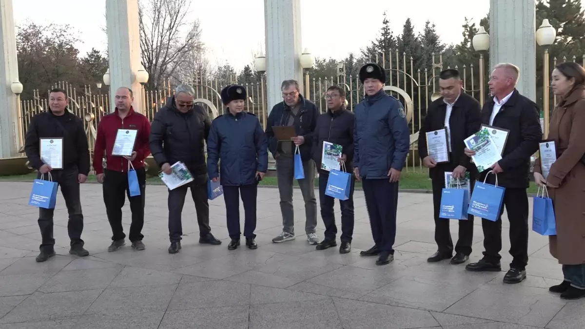 Алматыда тәртіпті такси жүргізушілері марапатталды