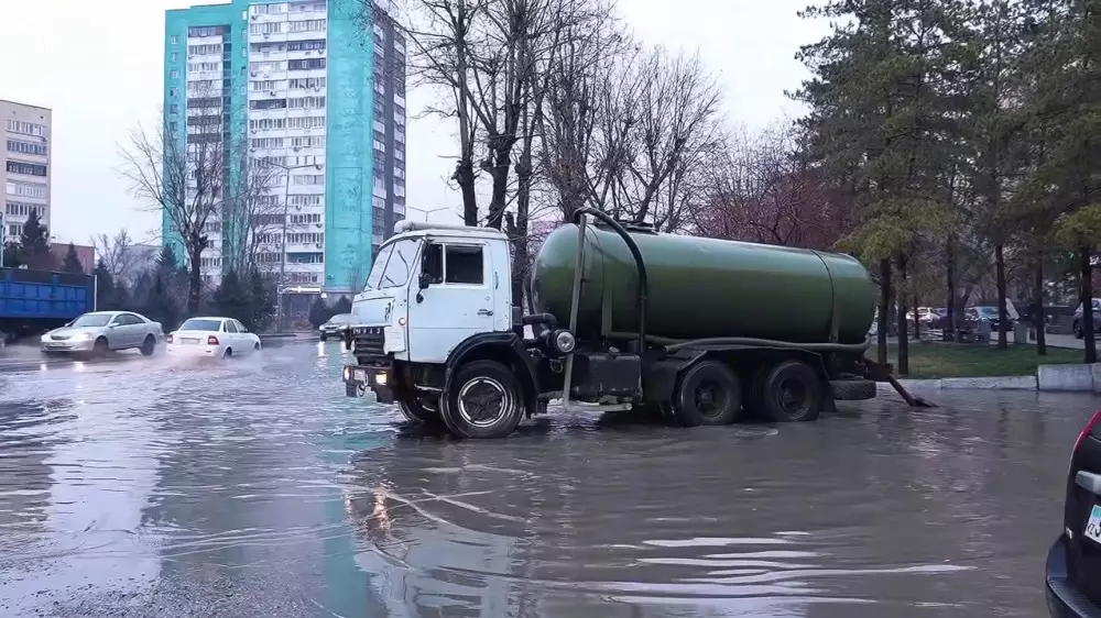 Семей утонул в ливнях и мокром снеге
