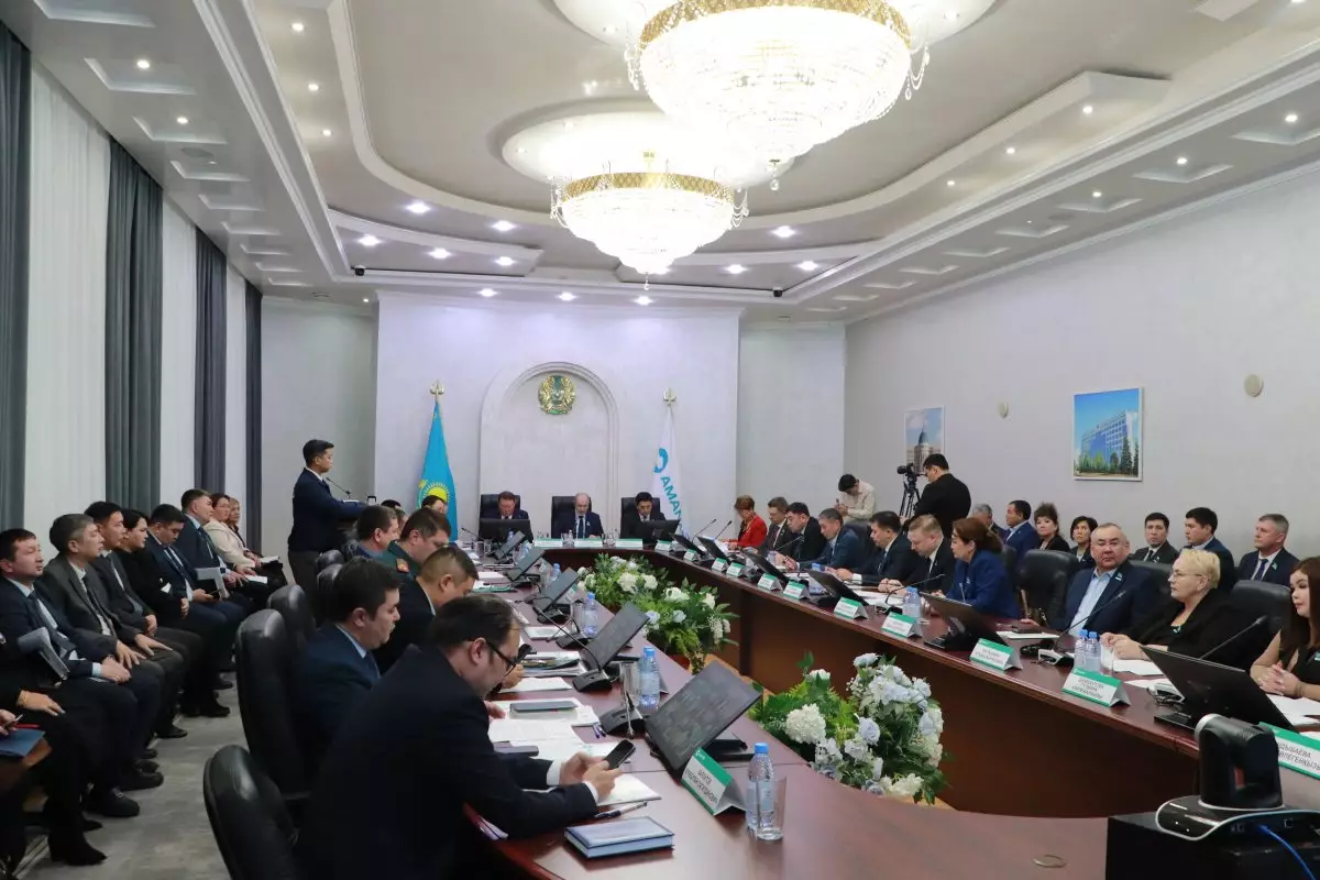 Выговоры объявлены депутатам и акимам в Костанайской области