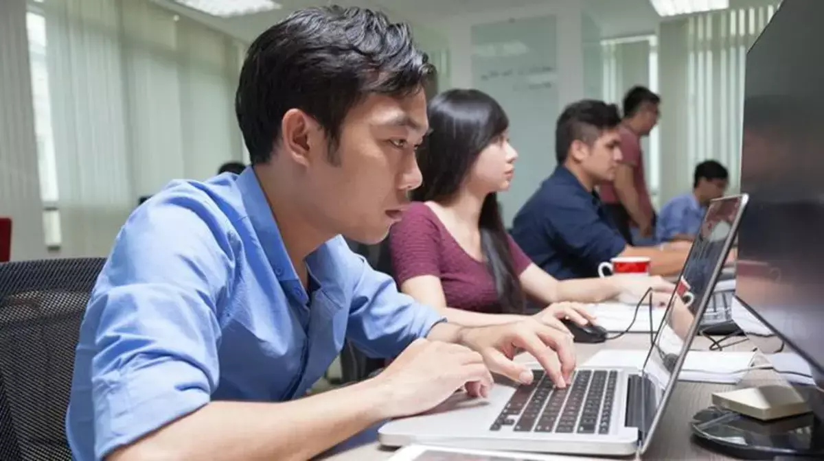 Максимум 12 часов: Минтруда вводит строгий контроль, за превышение смены - наказание для работодателей - новости на Lada.kz 24.11.2025