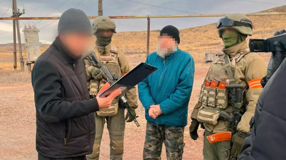 Задержания КНБ, школы на удалёнке: что обсуждали в Казахстане 24 ноября