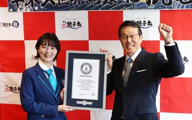 Японская суши-сеть установила рекорд Гиннесса по самому крупному шоу филейного рыболовства тунца.