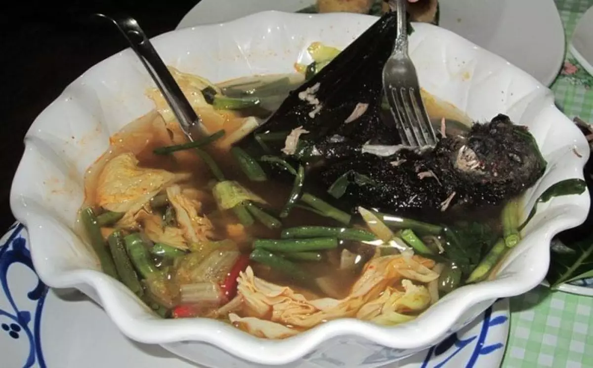 «Ашыған сорпа, өлі тышқан»: Алматыда мектеп асханасында масқара жағдай болды