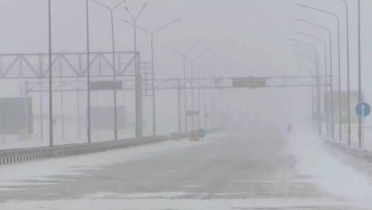 Движение транспорта ограничили в двух регионах Казахстана