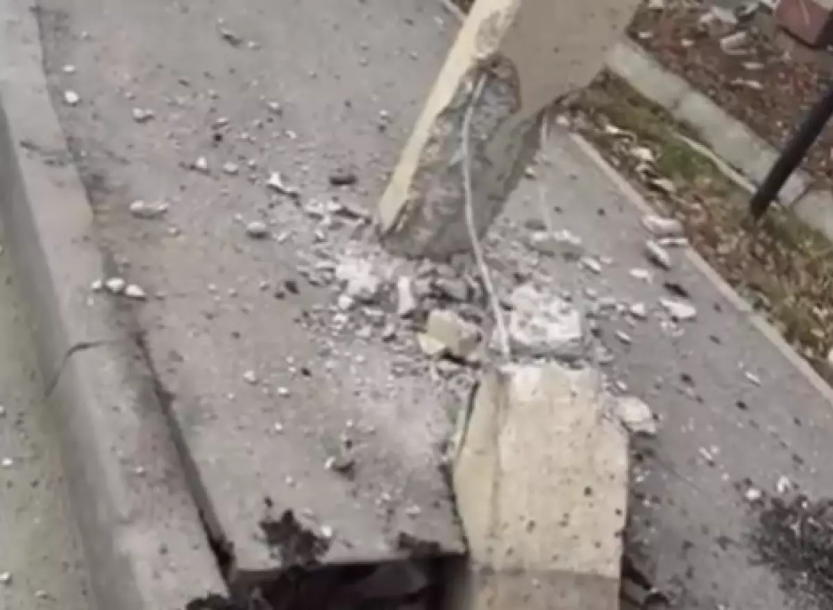 Женщина за рулем врезалась в электроопору в Талдыкоргане (ВИДЕО)