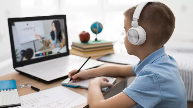 Қостанайда ертеңнен бастап мектеп оқушылары онлайн оқиды