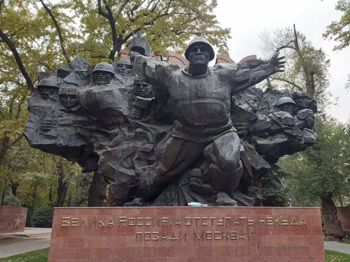 Русскоязычные блогеры Казахстана о советском наследии под угрозой.