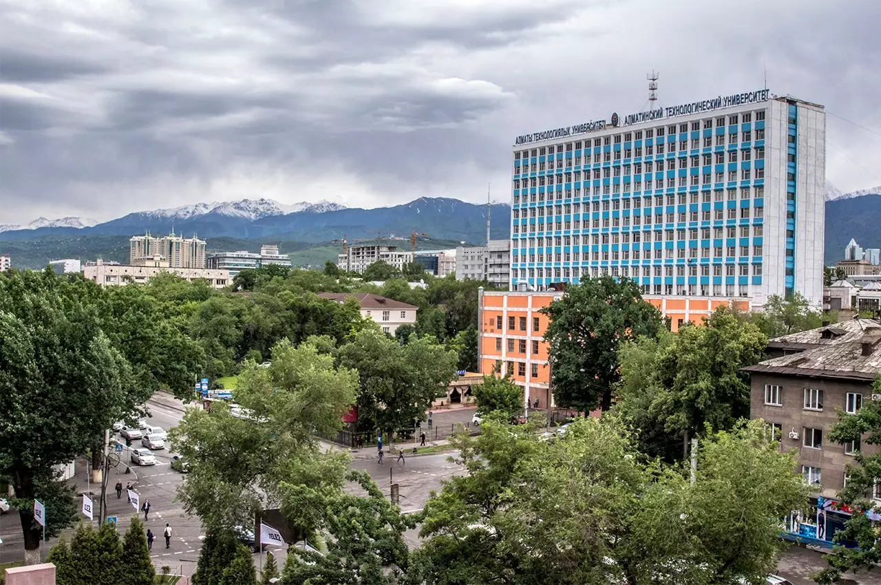 Метеорологи прогнозируют снежную бурю и гололедицу на севере и востоке Казахстана 25 ноября.