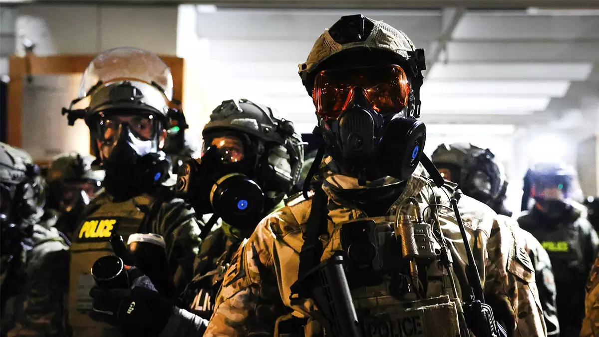 Портлендский протестующий обвиняется в угрозах убить сотрудников и изнасиловать их жён в центре содержания мигрантов ICE.