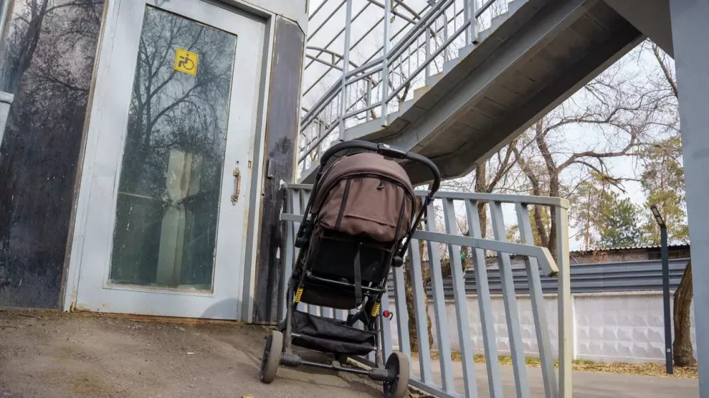 Как перейти дорогу? Порой никак. Редакция проверила состояние алматинских переходов, стоивших миллиарды