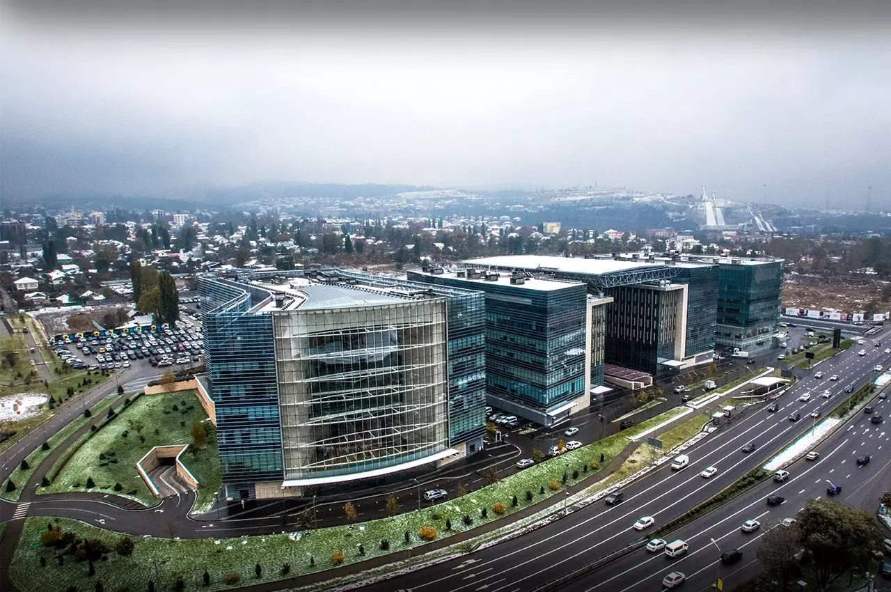 Туман и обледенелые дороги охватили Казахстан.