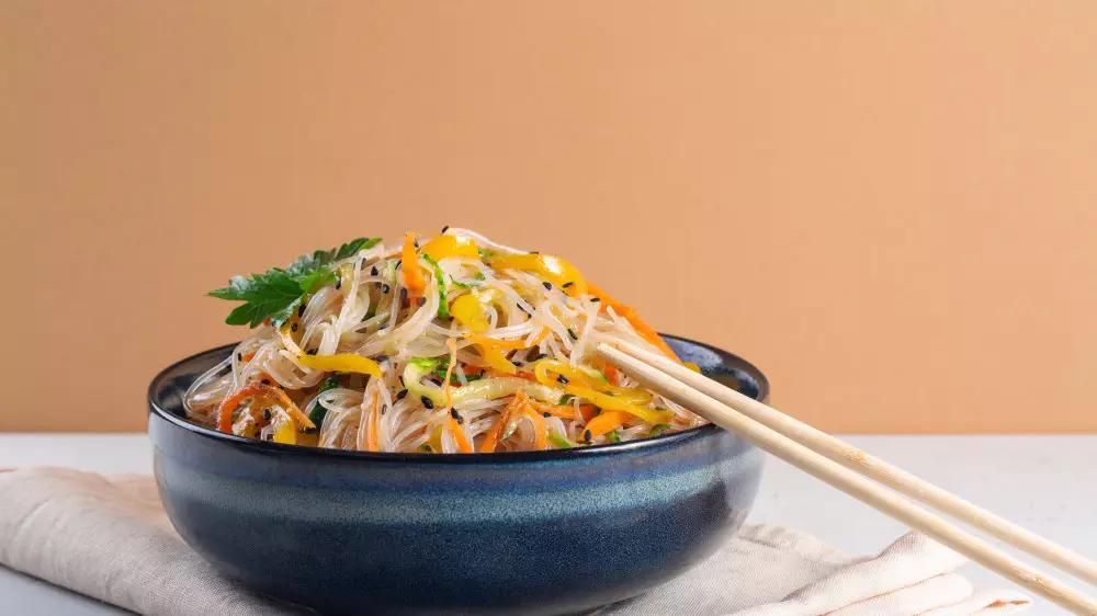 4 простых и вкусных салата с фунчозой, которые легко приготовить дома