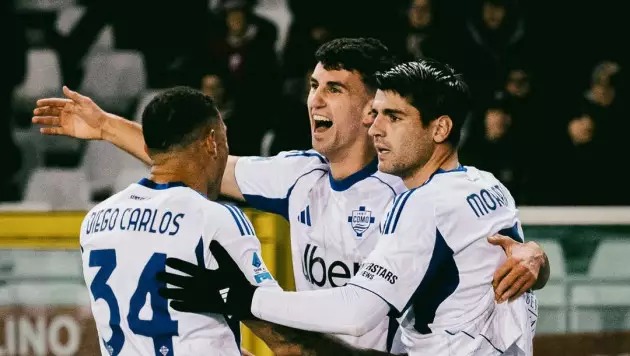 Команда Фабрегаса сотворила историю в Серии А и обошла "Ювентус"