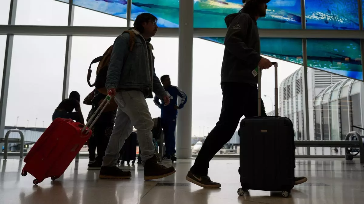 Шокирующий отчет утверждает, что команда Байдена принуждала аэропорты размещать мигрантов, подвергая опасности безопасность.