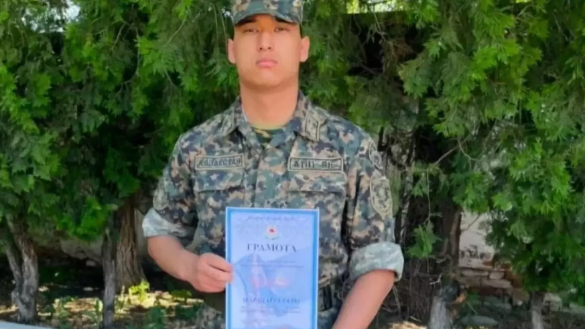 “Жасырын жекпе-жекте қаза болуы мүмкін”: Әскерден табытпен оралған сарбаздың анасы ұлының өлімі туралы айтты