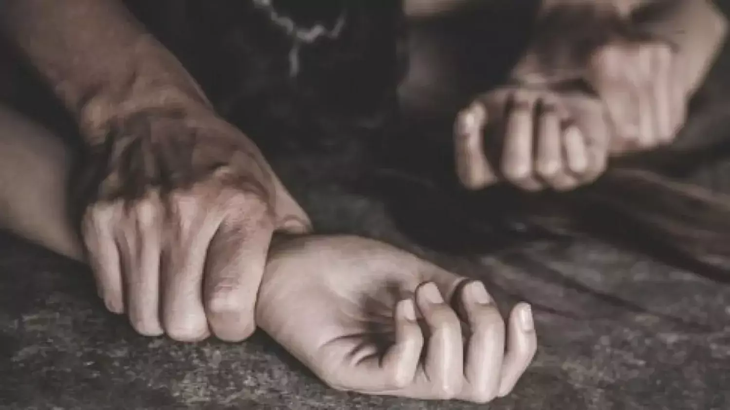 «Жатырын да жыртып жіберген»: Шымкентте қызды өз үйінде зорлап кеткен