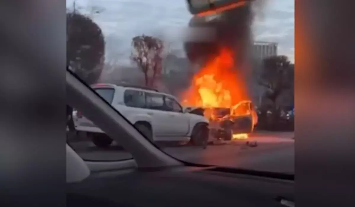 Крупное ДТП и пожар на Аль-Фараби в Алматы: столкнулись три авто (ВИДЕО)