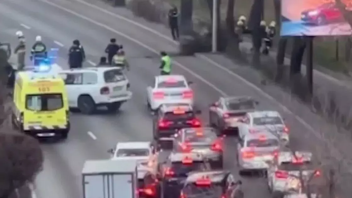 Алматыда жаппай жол апаты үлкен кептеліс тудырды
