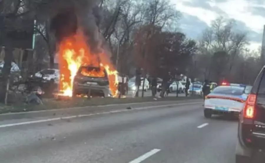 Алматыда үш көлік соқтығысып, біреуі өртеніп кетті