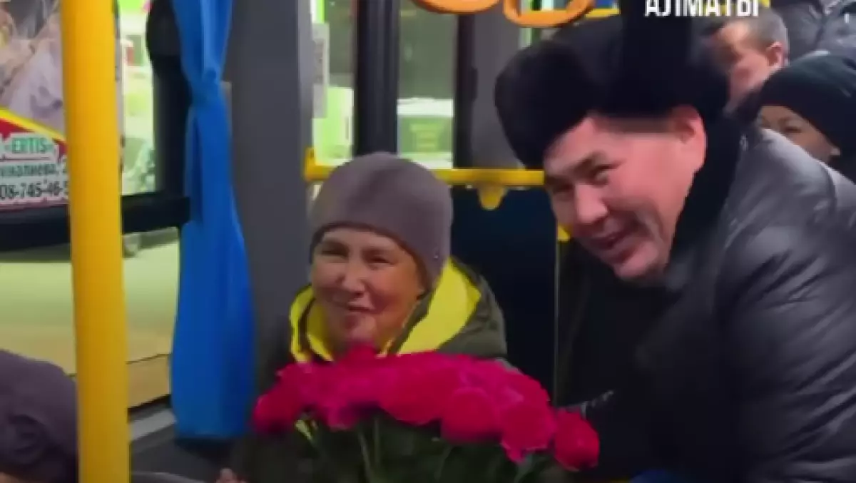 Цветы вместо ребенка: алматинец растрогал пассажиров автобуса необычным поступком