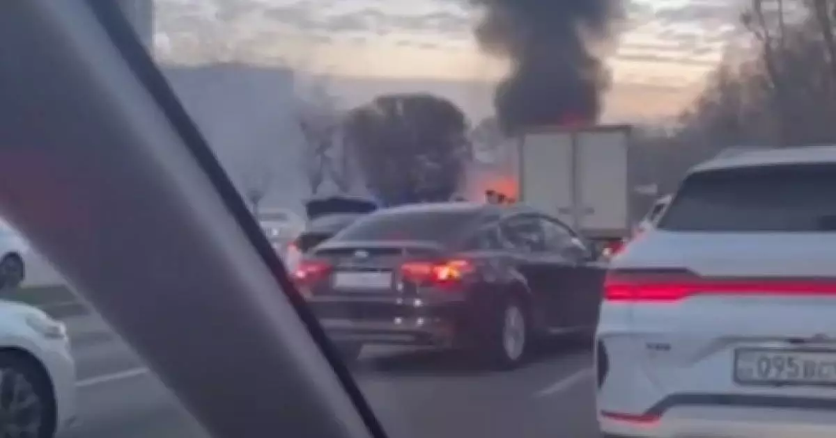  Алматыдағы әл-Фараби даңғылында көлік өртеніп кетті 