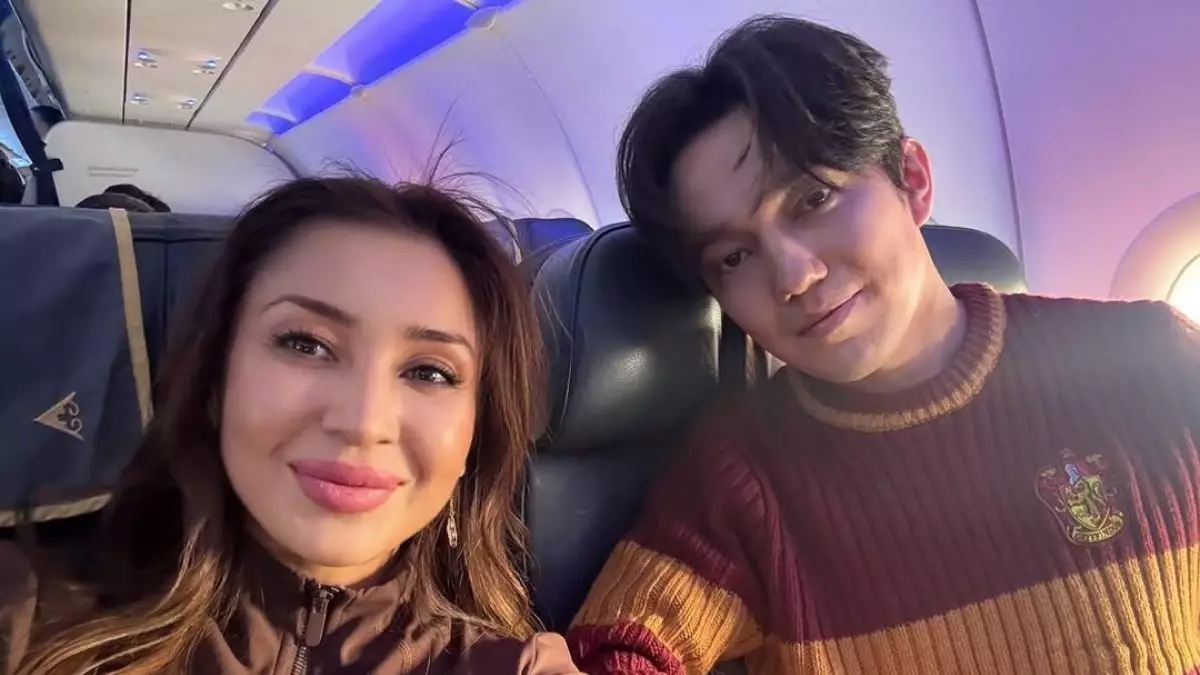 “Күзетсіз, понтсыз. Сондай қарапайым”: Димашпен ұшақта қатар отырған әйел алған әсерімен бөлісті