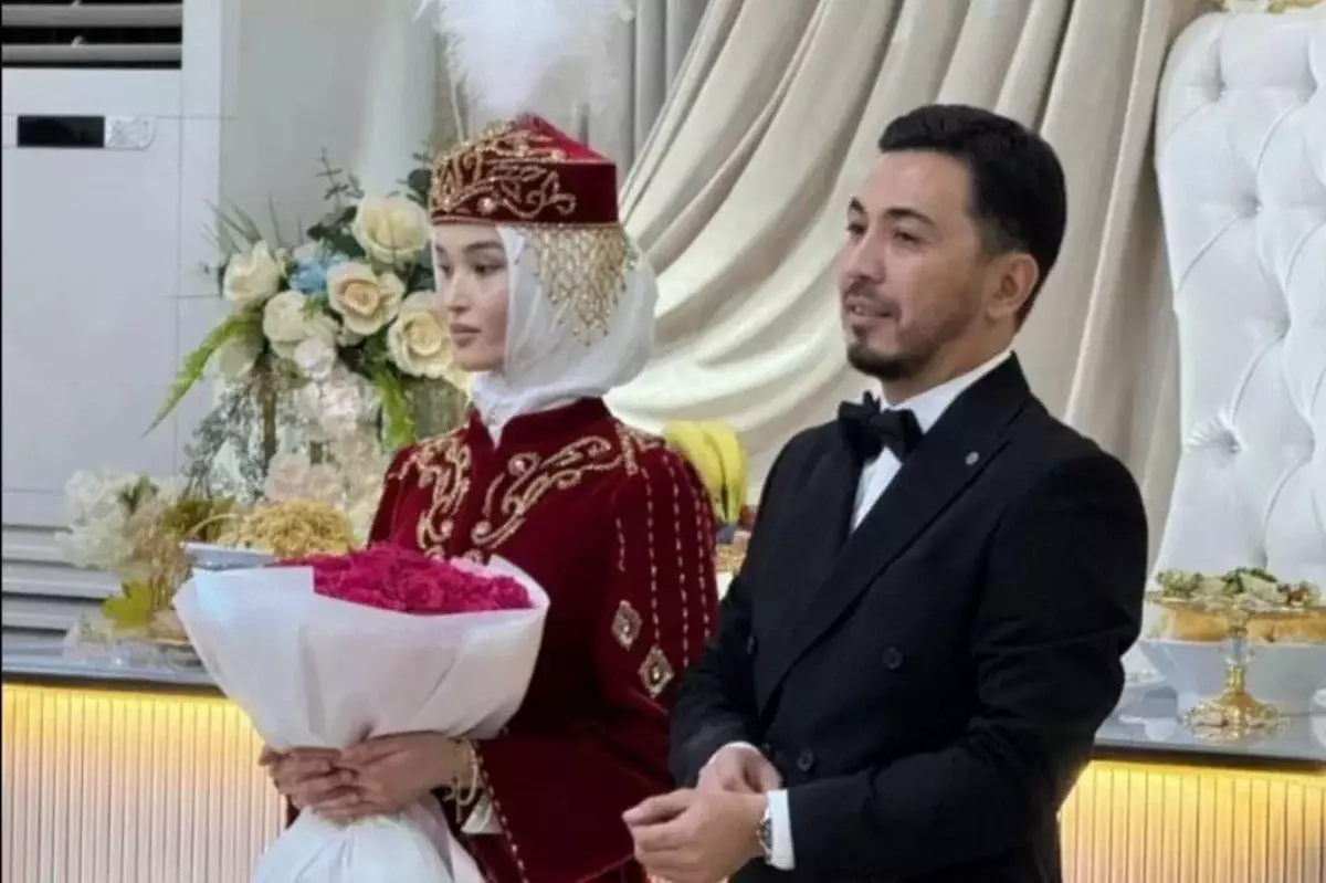 &#171;Бұрын тұрмыста болмаған&#187;: Дәурен Айдарқұлов өзінен 15 жас кіші үшінші әйелі туралы айтты