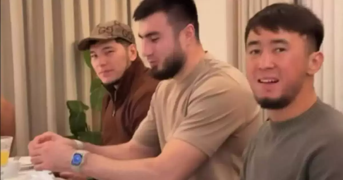  Қазақ пен өзбек боксының жұлдыздары бір дастархан басына жиналды 