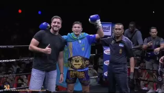 17-летний казахстанец нокаутировал соперника и завоевал пояс чемпиона во втором бою