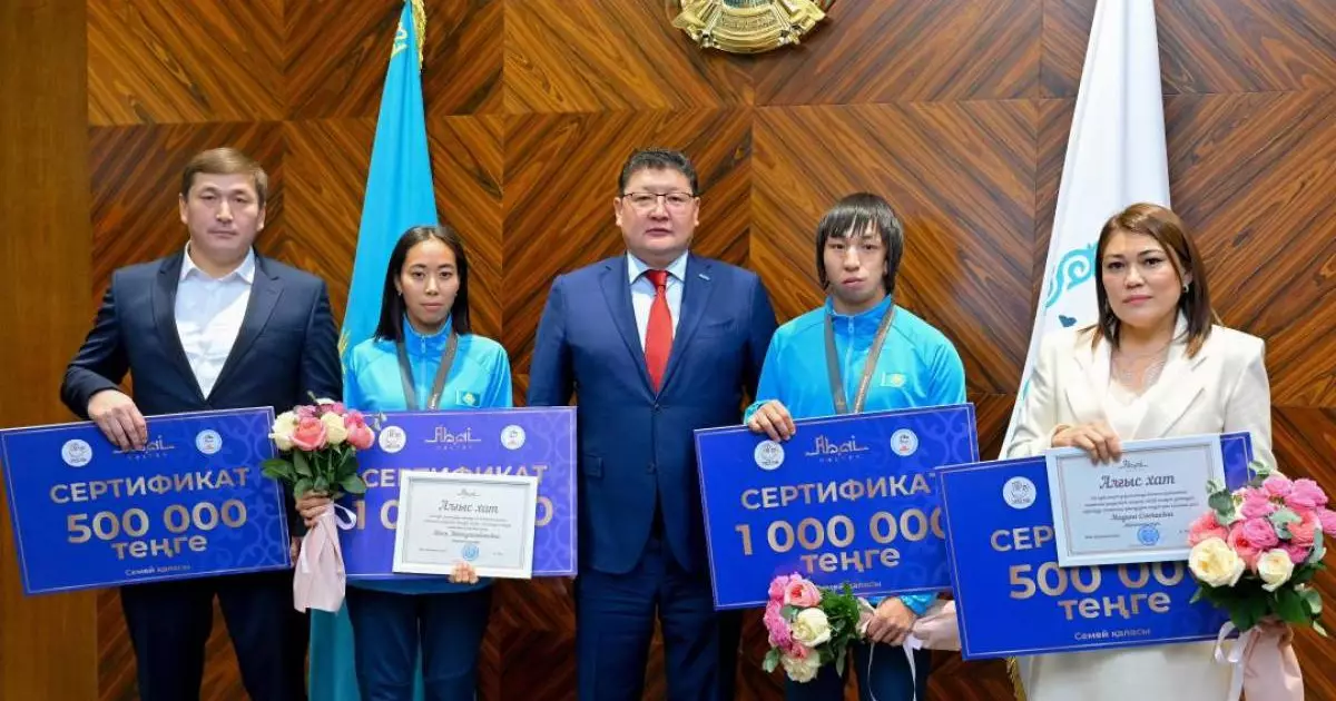  Абай облысының әкімі Сурдлимпиада ойындарының жүлдегерлеріне сыйақы табыстады 