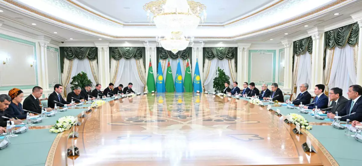 Президенты Казахстана и Туркменистана провели переговоры в расширенном составе
