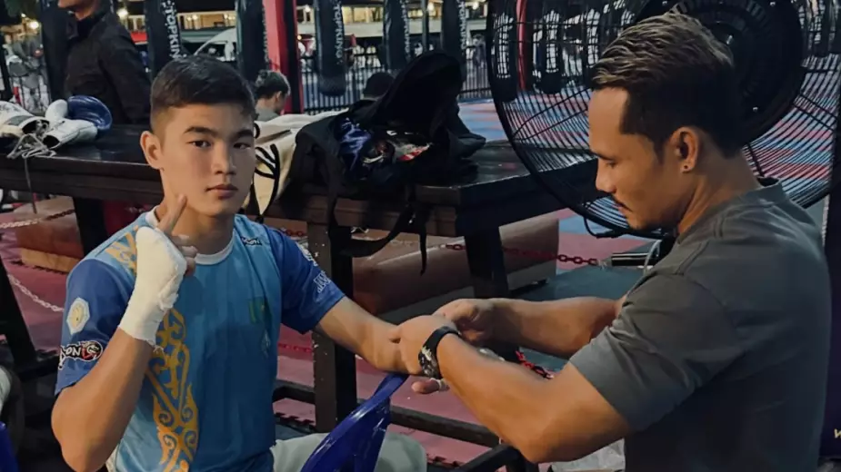 17-летний казах выиграл титульный бой по тайскому боксу