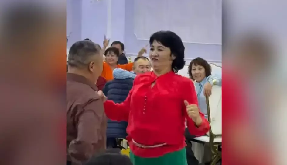 &#171;Өте ерсі, жараспайды&#187;: Тойда биге шыққан егде жастағы әйел сынға қалды (ВИДЕО)