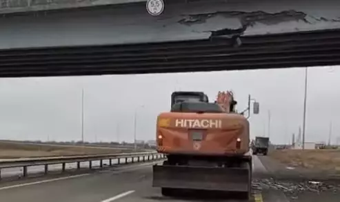 Экскаватор повредил бетонную балку моста в Павлодарской области