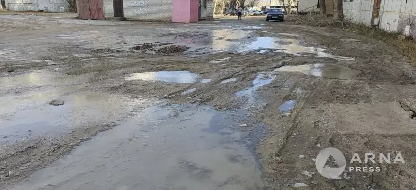 "Люди падают в лужи": обратить внимание на дороги во дворах просят жители одного из районов Семея